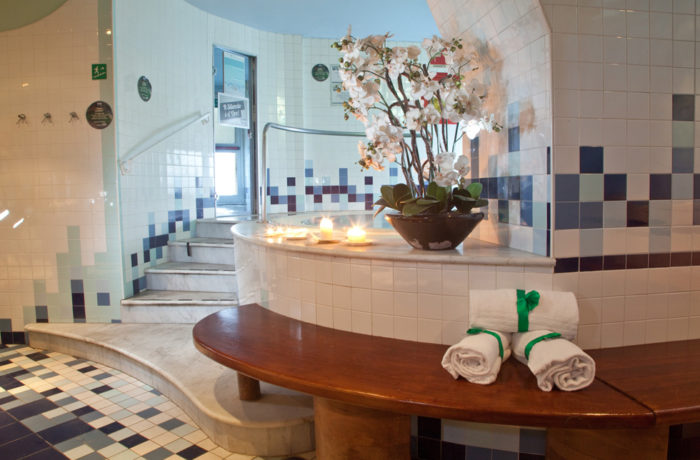 banca con asciugamani e stanza decorata con spa tropos firenze