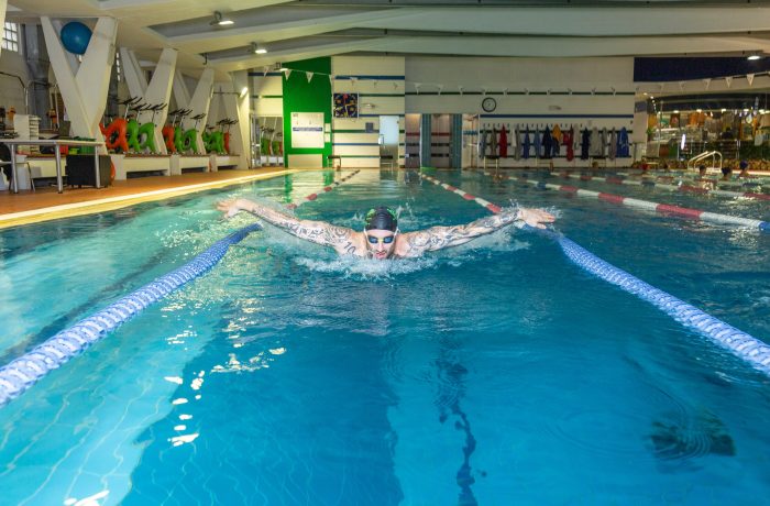 stile delfino nella piscina di tropos club firenze