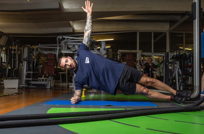 side-plank su un tappettino nella sala attrezzi della palestra Tropos a Firenze