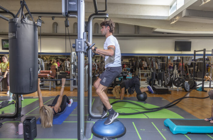 diverse persone facendo esercizi nella palestra di tropos