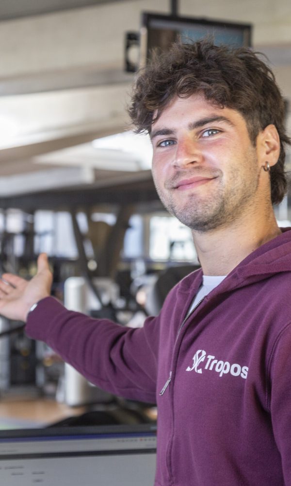 istruttore sala attrezzi EDOARDO BOSAZZI che da il benvenuto a Trops Club Firenze